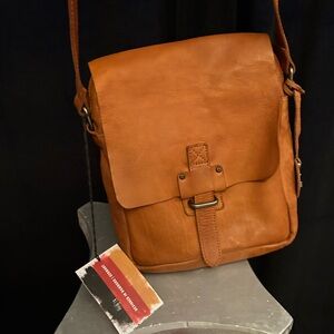 Elegant Tan Leather Messenger Bag